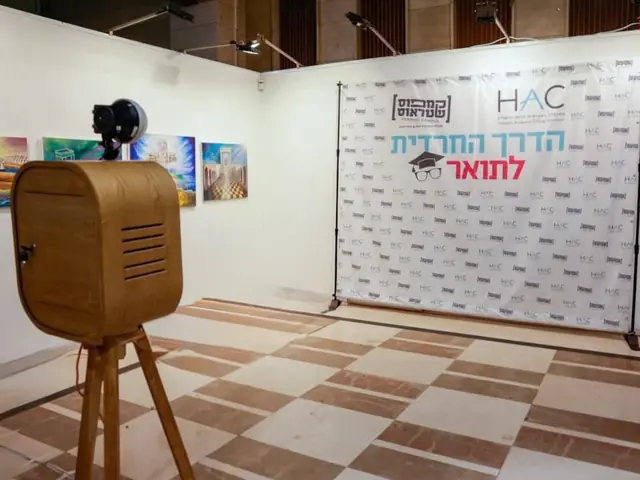עמדת SHOWBOOTH מוכנה באירוע מול רקע ממותג